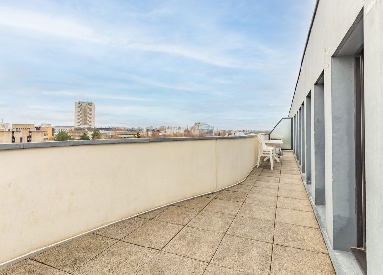 Terrasse d'un appartement T3 supérieur de l'Appart'City de Caen en Normandie