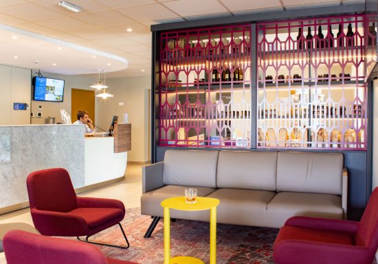 brit-hotel-coin-detente