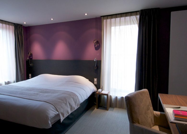 Chambre de couleur mauve à l'hotel Ivan Vautier à Caen