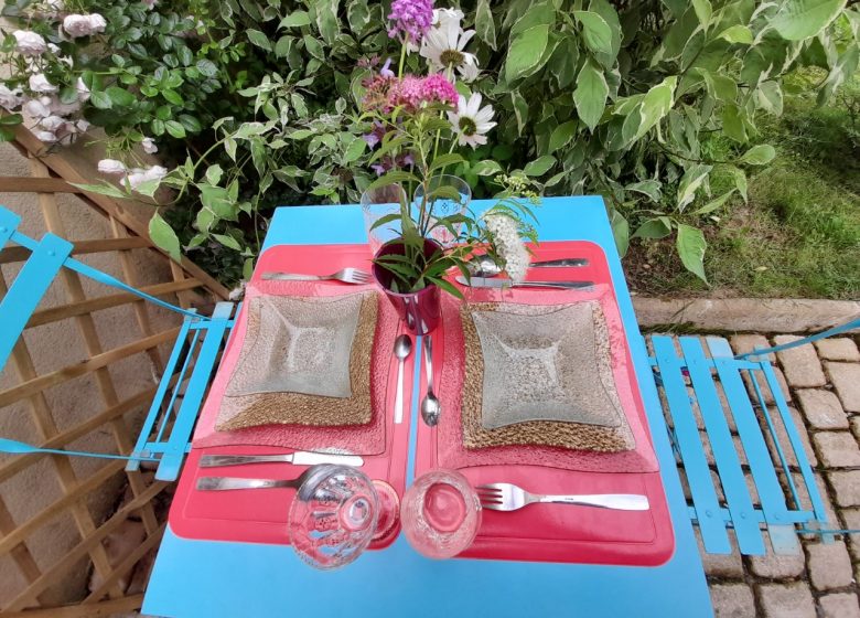 Gîte des Myrtilles table de jardin Ouistreham Normandie