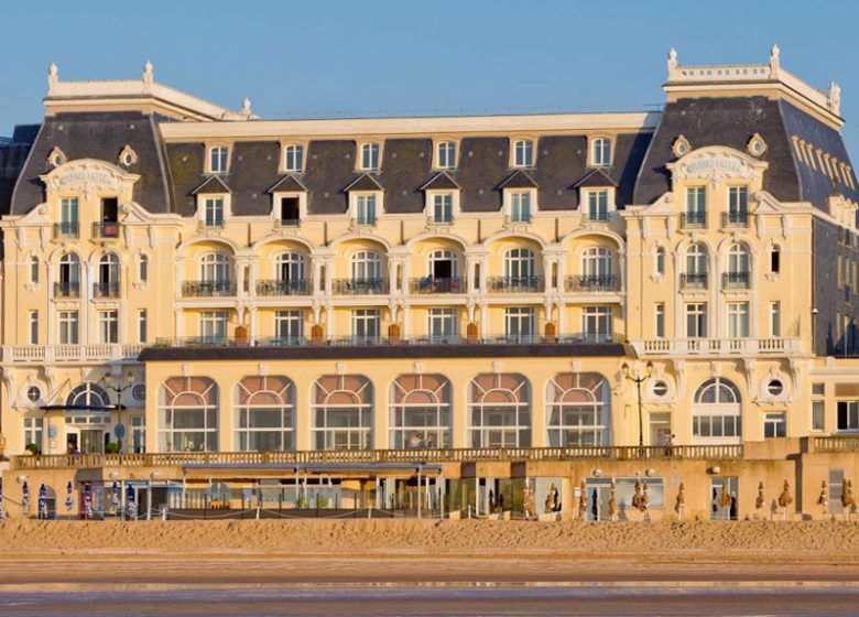 Grand Hôtel MGallery de Cabourg vu depuis la plage