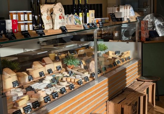 fromagerie-conquerant-vitrine-fromages